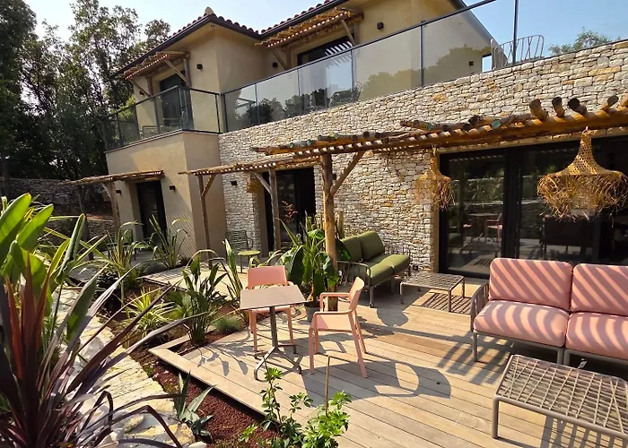 Maison Mahana Hotel